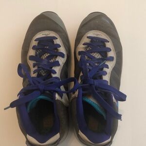 Nike Lebron James basketball 82 FLYWIRE grey & blue lace up tennis shoes